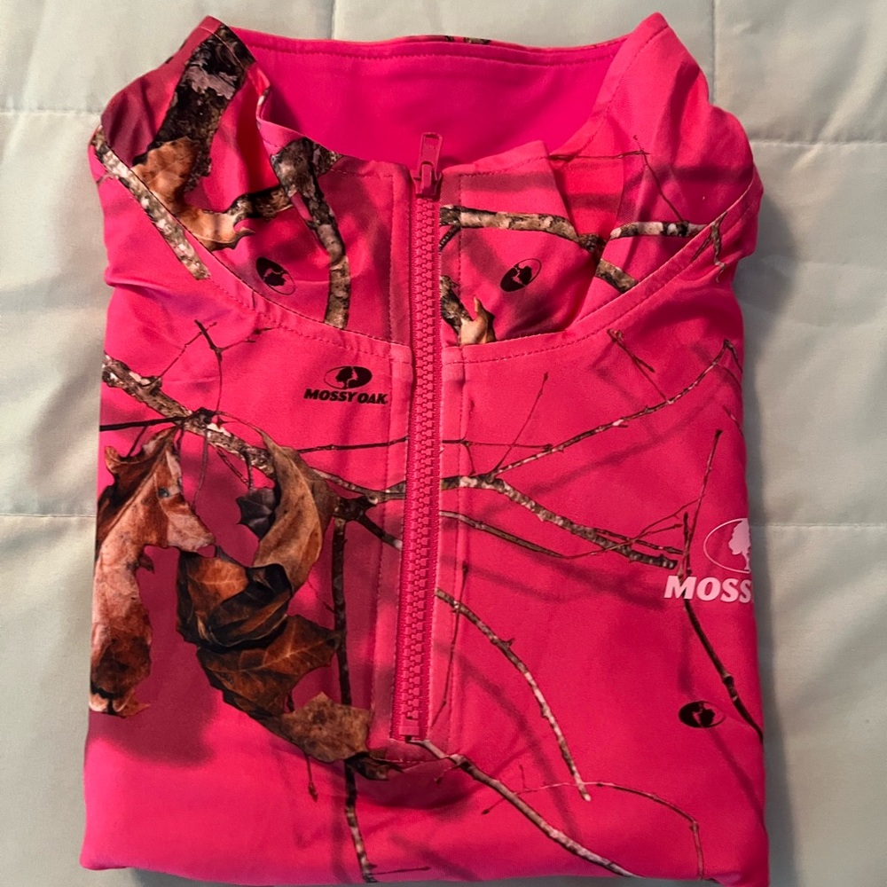 Gorgeous HOT PINK Mossy Oak all seasons pullover with quarter zip BNWT